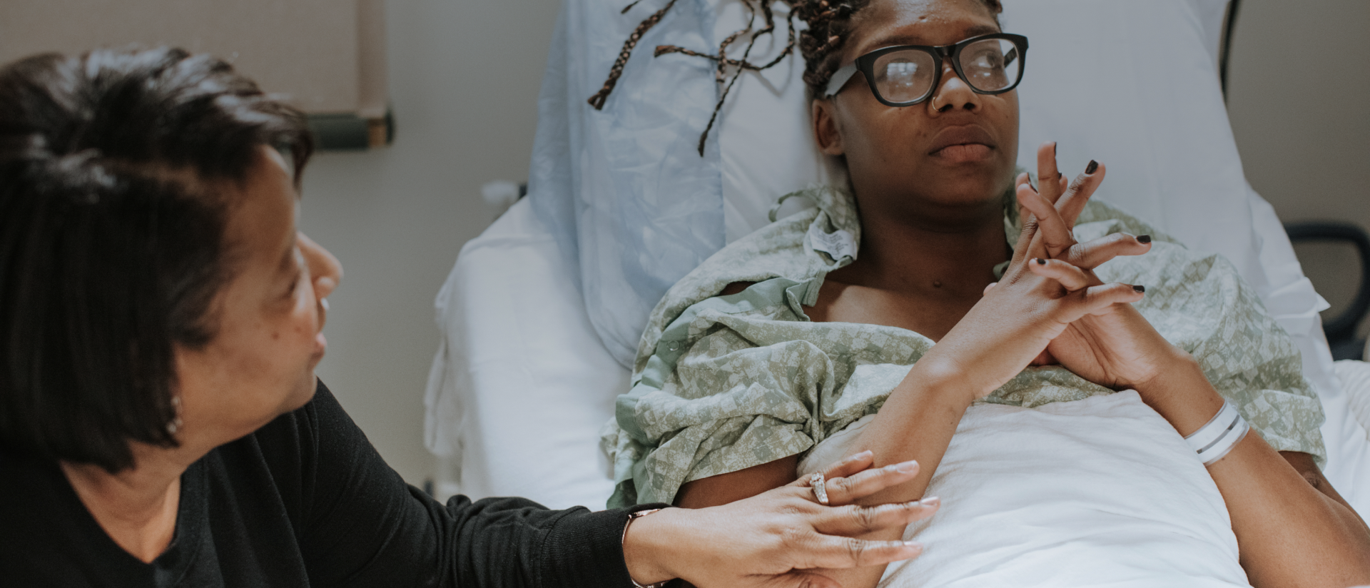 en patient i en hospitalsseng og en kvinde