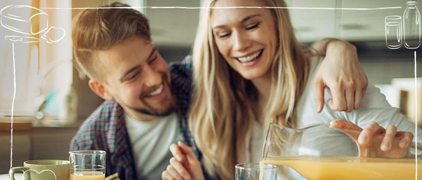 En mand og en kvinde, der drikker juice