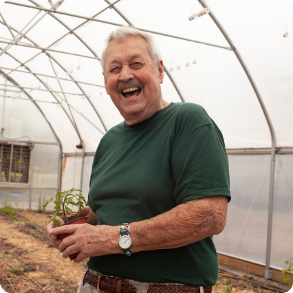 植物を手にする男