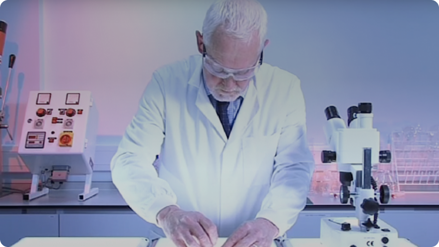 En mand i et laboratorium