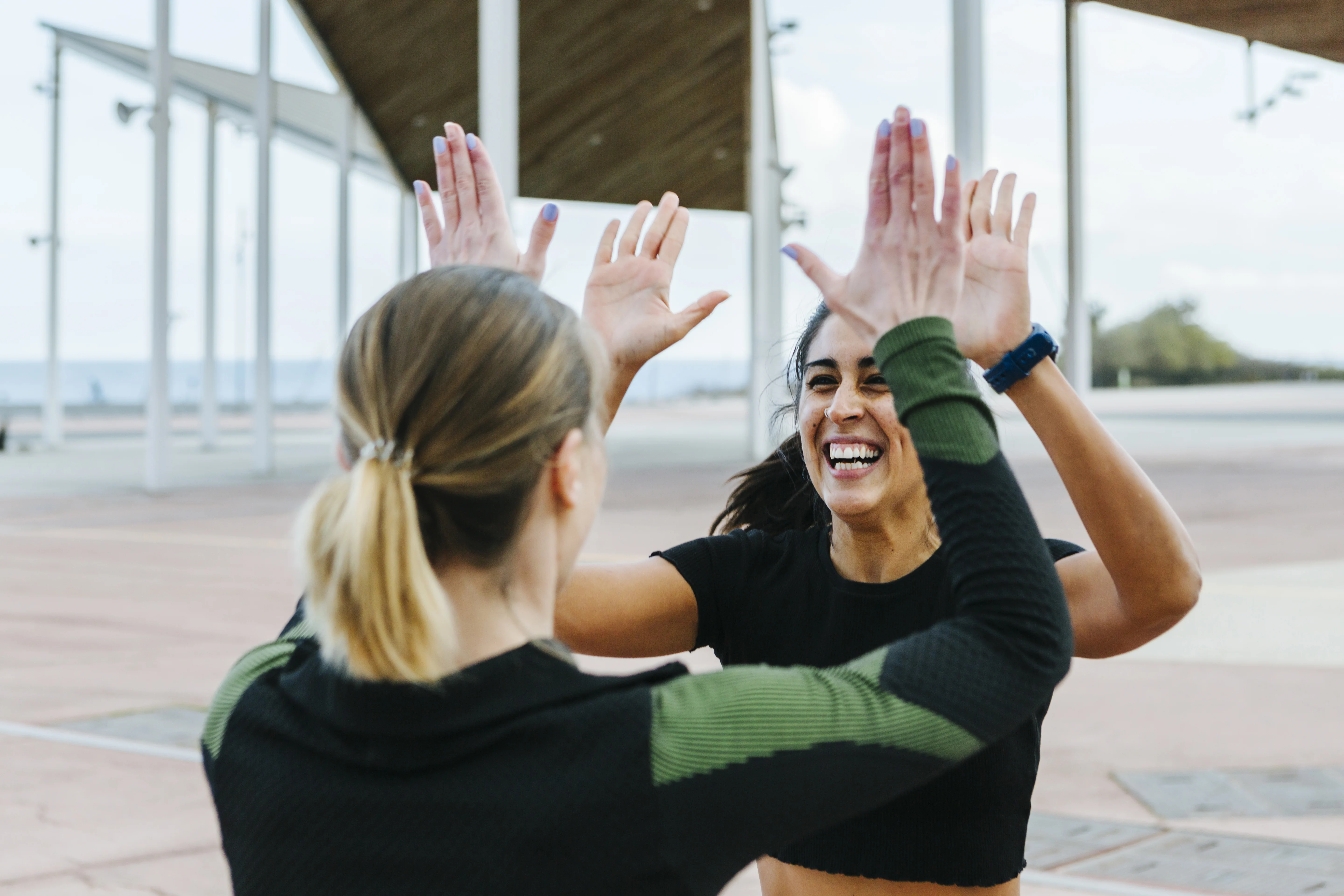 To kvinder, der giver hinanden en high five