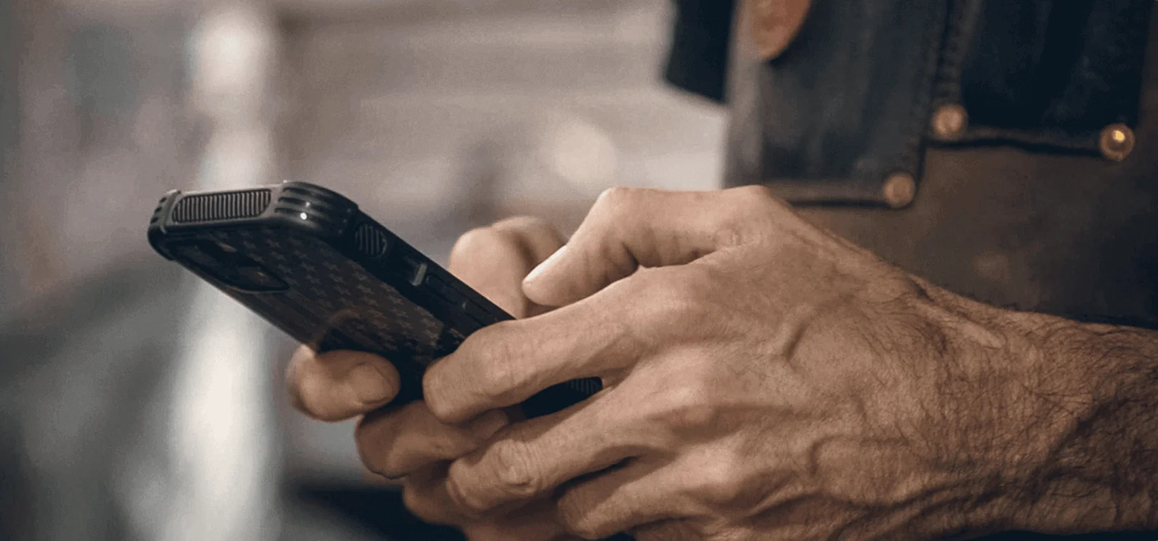 en person, der holder en telefon