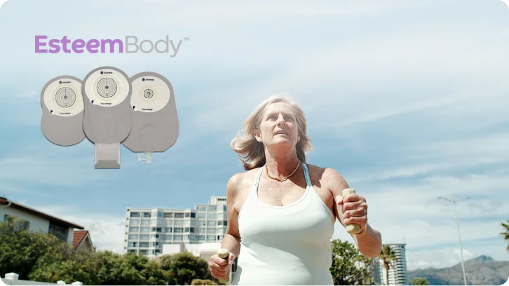 Obrázok predstavujúci Esteem Body™ ako nový jednodielny mäkký konvexný stomický systém s Leak Defense™, so ženou držiacou činky pri joggingu na pozadí obrazu.