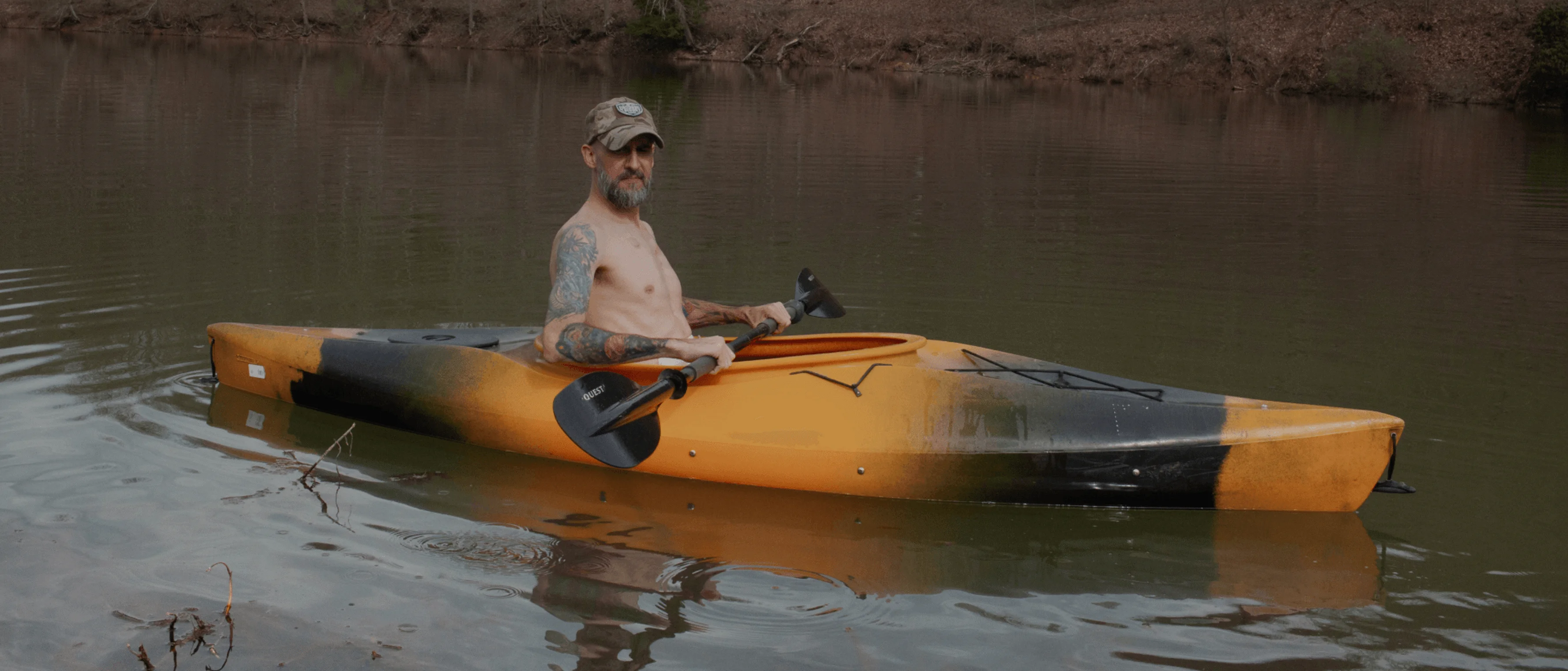 Un homme dans un kayak