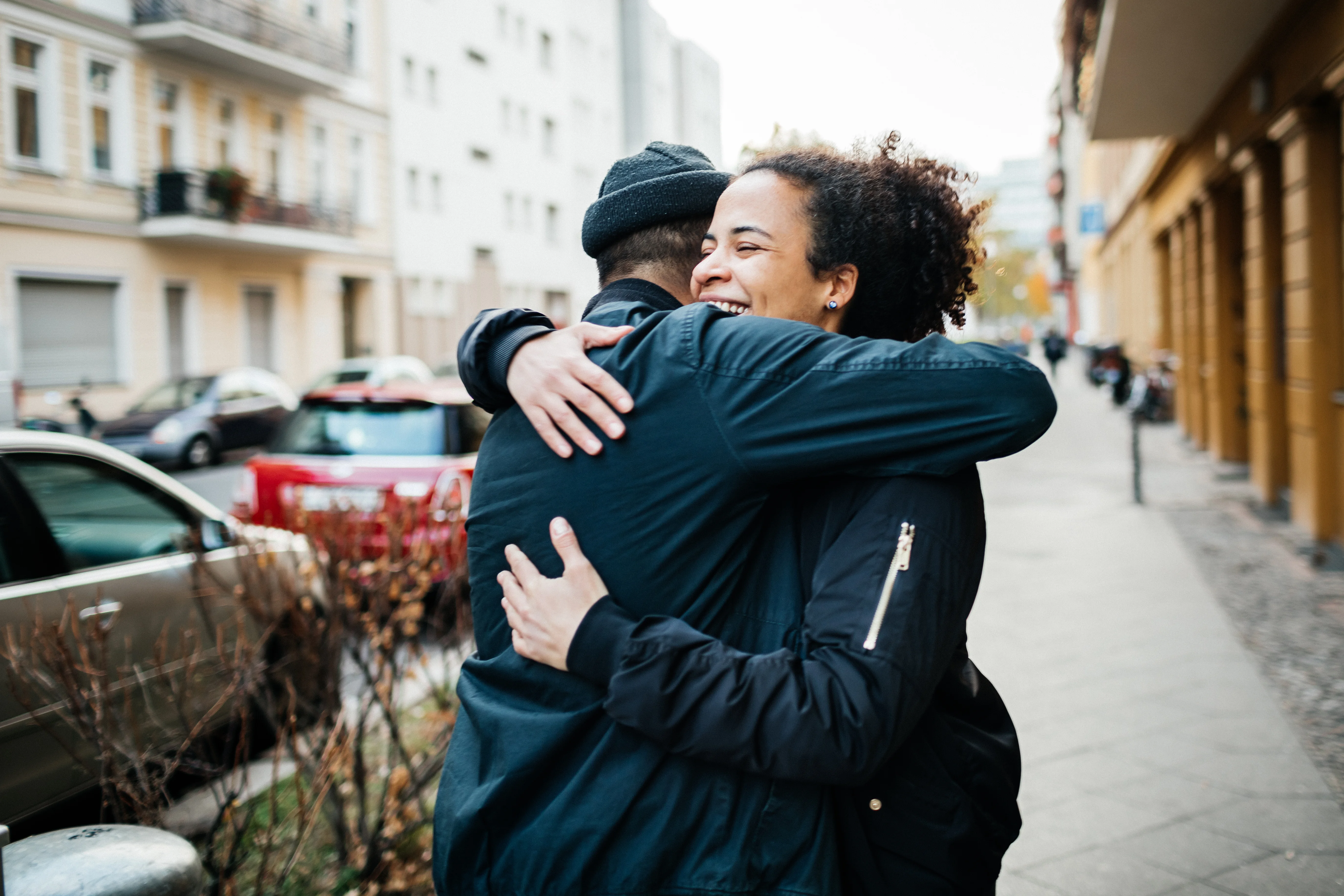 Deux femmes qui s'embracent dans la rue
