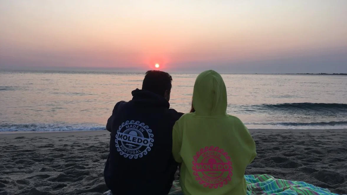 Pár, ktorý si navzájom vyjadruje lásku a náklonnosť.