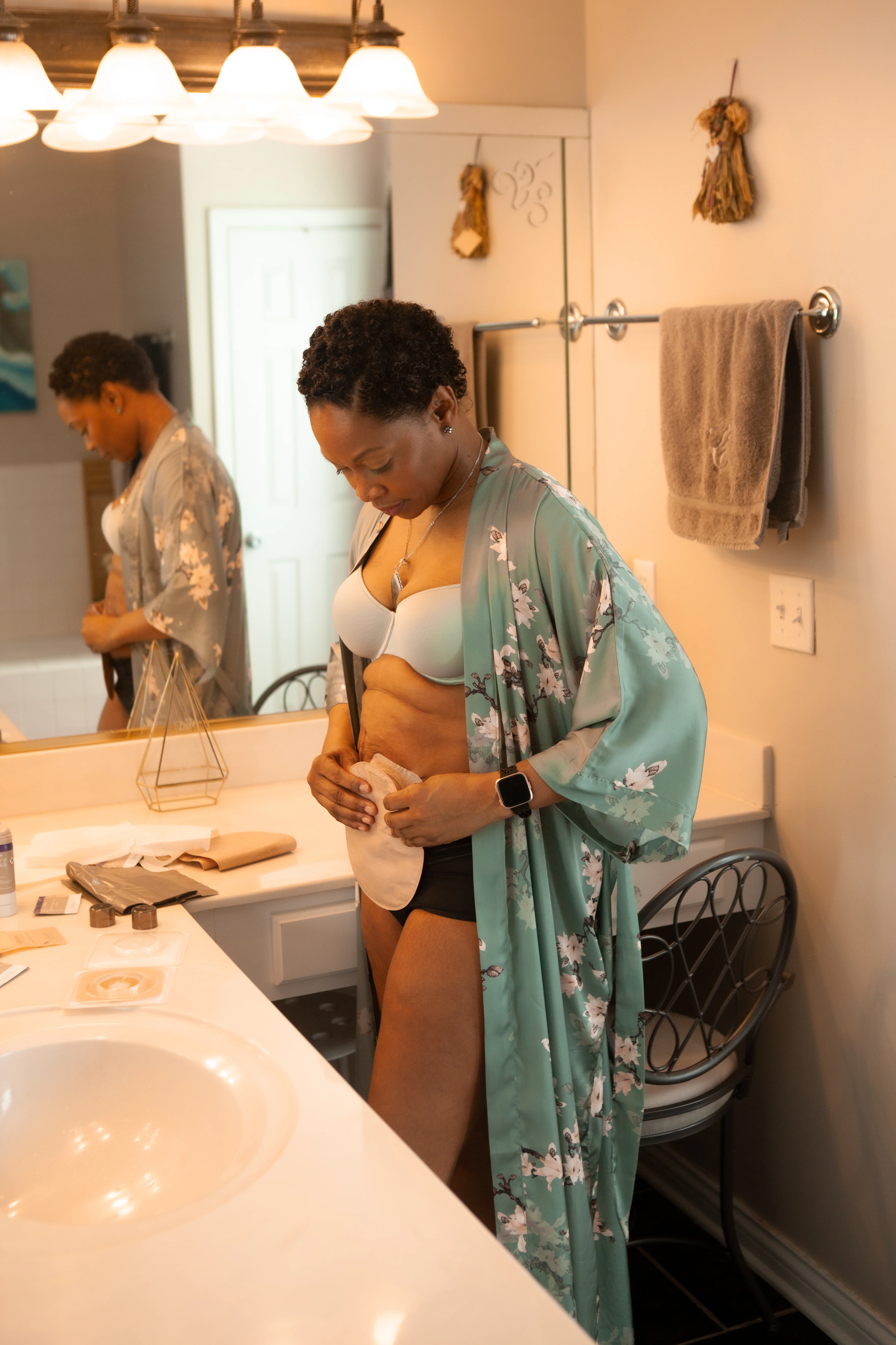 ένα άτομο σε ένα φόρεμα σε ένα μπάνιο