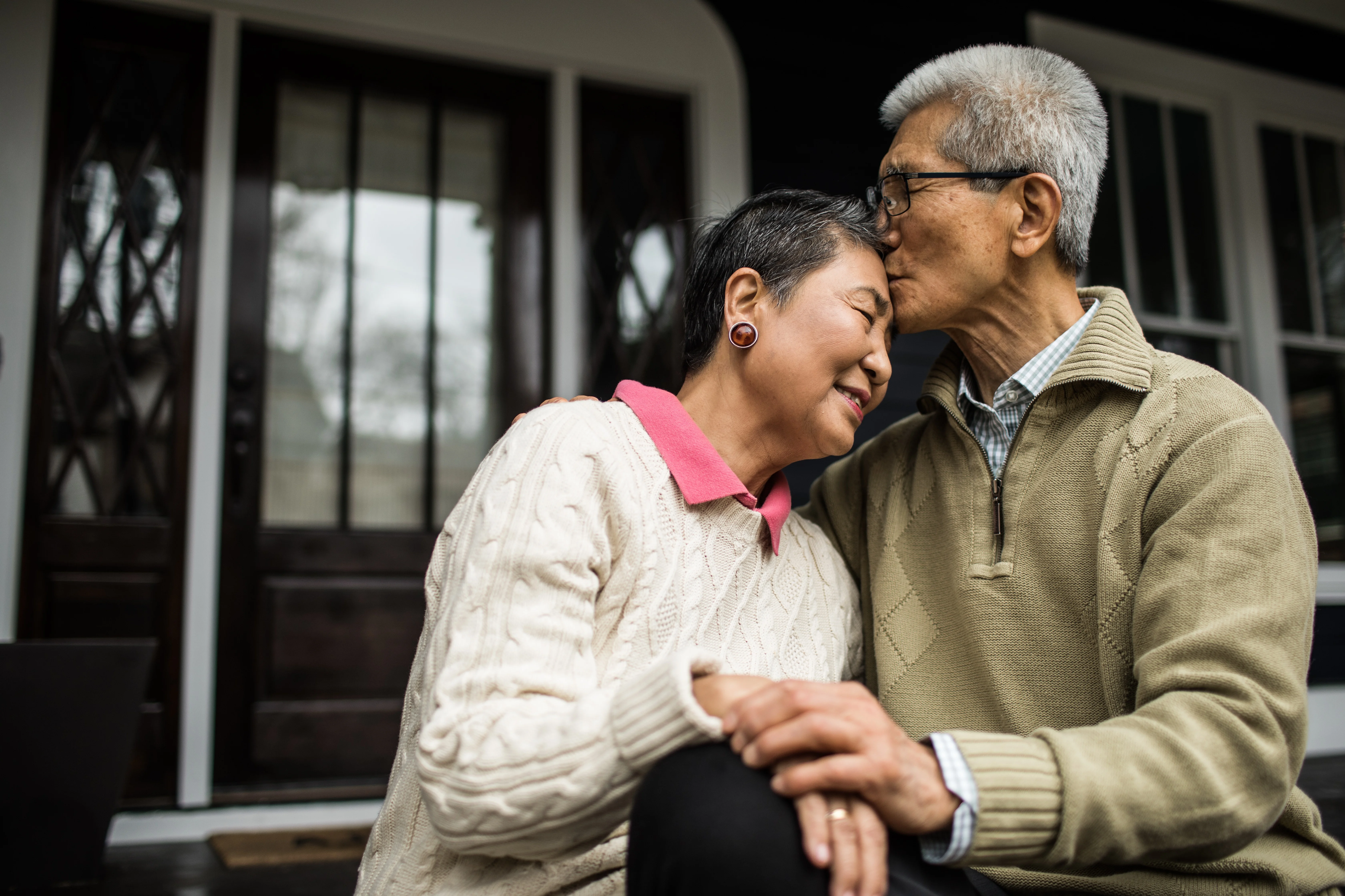 Homme et femme qui s'embracent